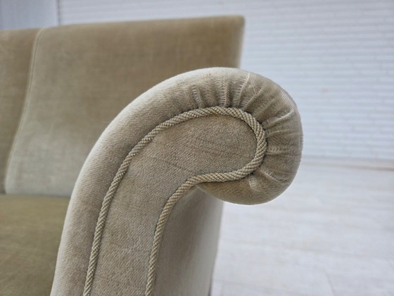 Image 1 of Divano a 3 posti danese degli anni '60, in velluto verde chiaro.