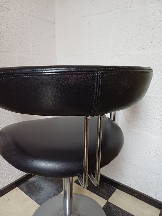 Image 1 of Fauteuil pivotant vintage Börje Johanson avec revêtement en similicuir noir et piètement chromé en forme de trompette