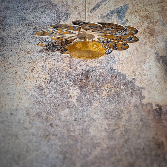 Image 1 of Lampada a sospensione 12 petali di fiori in vimini e tessuto floreale e globo di vetro ambrato
