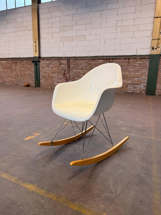 Sedia a dondolo Eames RAR, in plastica - Bianco/Cromo/Acero dorato (copia dell'originale) (photo 4 of 5)