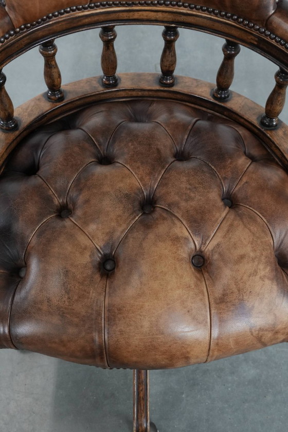 Image 1 of Cognac kleurige rundleren chesterfield bureaustoel/ captains chair in Engelse stijl