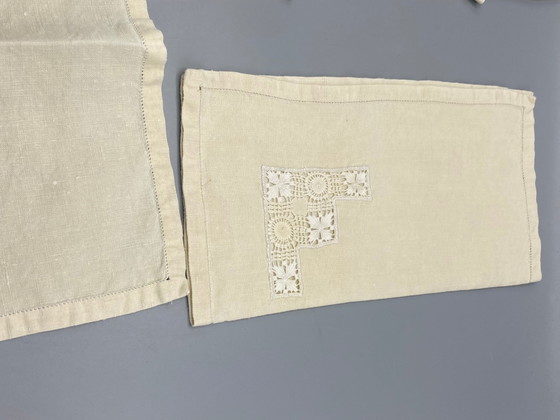 7 antieke linnen theeservetten met opengewerkt kant – monogram F – Decoratieve objecten (photo 3 of 5)