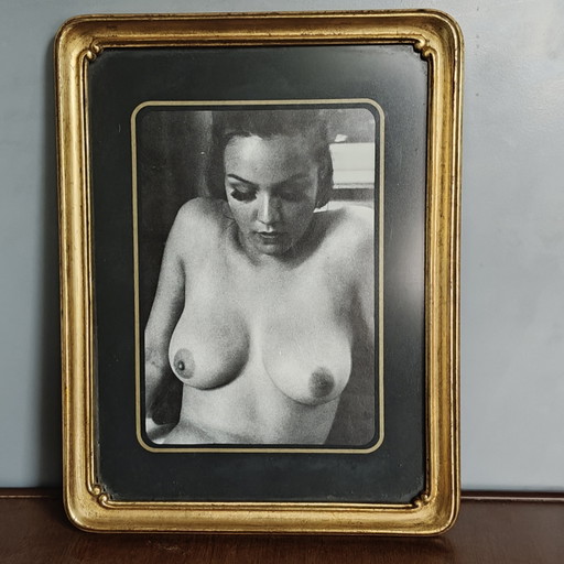 Fotografía erótica vintage de desnudo en un marco dorado — Revista Dummy n.° 29, 1972 – decoratieve objecten (photo 2 of 7)