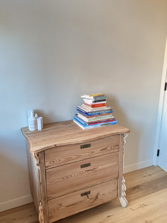 Image 1 of Commode ancienne en pin, style brocante, d'inspiration danoise.