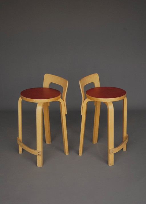Alvar Aalto Modell K65 Barhocker für Artek, 1950er Jahre. Satz von 2