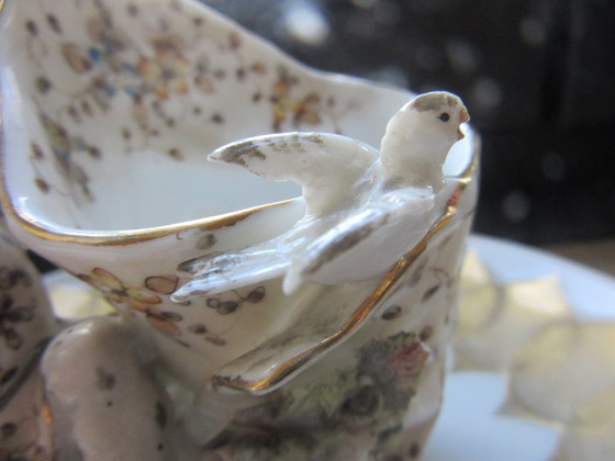 Image 1 of Jarrón antiguo con forma de concha, decorado con un elfo/bufón/niño y un pájaro - Volkstedt