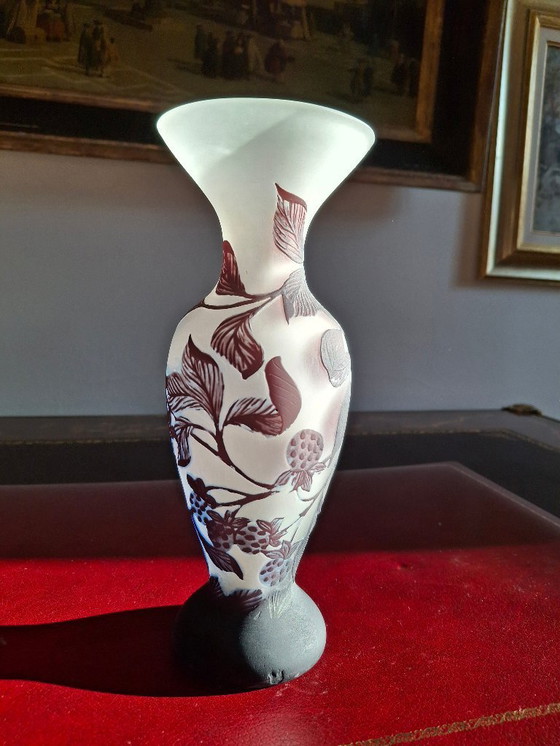 Image 1 of Vase aus mehrschichtigem, säuregeätztem Glas, signiert, Höhe 25,2 cm, Violett-/Aubergine-Töne