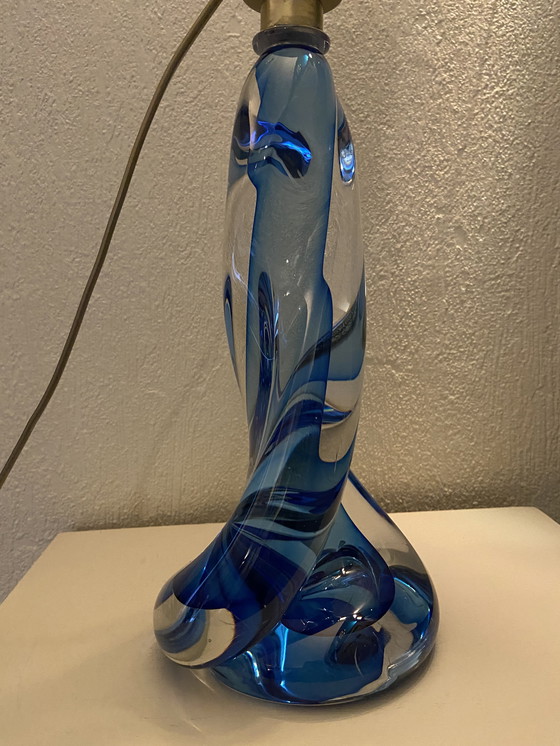 Image 1 of Val Saint Lambert gedraaide tafellamp van blauw/transparant kristal.