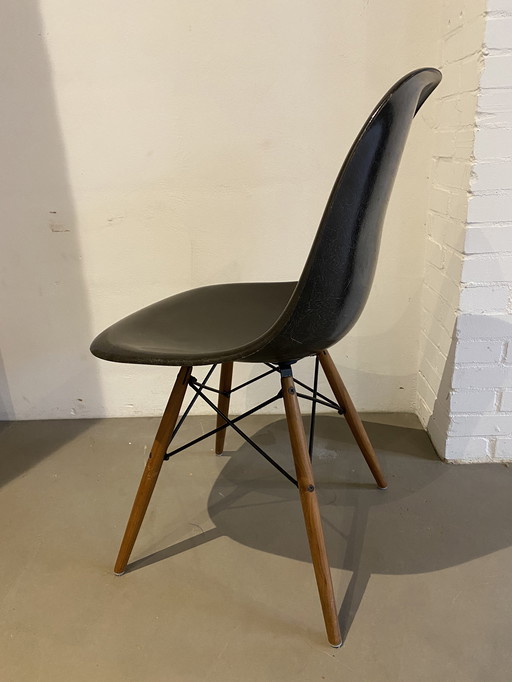 Eames Herman Miller Fiberglas-Schalenstuhl