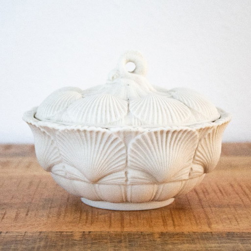 Antike Butterdose aus den 1860er Jahren, Muschelmotiv, Bonbonniere aus Steingut