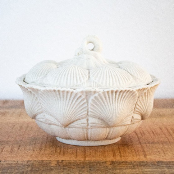 Image 1 of Antike Butterdose aus den 1860er Jahren, Muschelmotiv, Bonbonniere aus Steingut