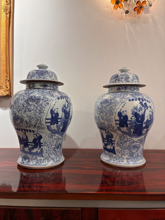 Een paar Chinese porseleinen vazen ​​met deksel in verschillende blauwtinten, met een apocrief Chenghua (photo 6 of 11)