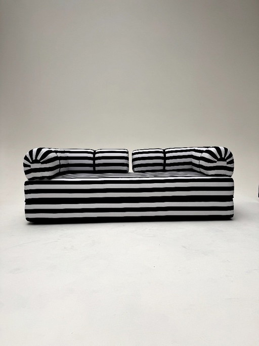 Gestreiftes Schlafsofa