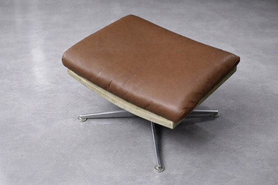 Image 1 of Fauteuil pivotant et repose-pieds en cuir marron, style danois moderne vintage, années 1970, ensemble de 2