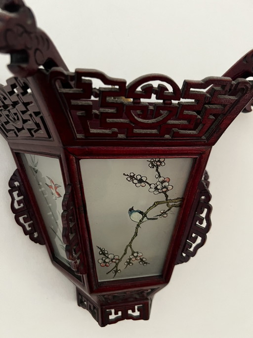 Paire d'appliques murales chinoises vintage en bois sculpté, style lanterne de palais - Panneaux de verre peints à la main à l'e