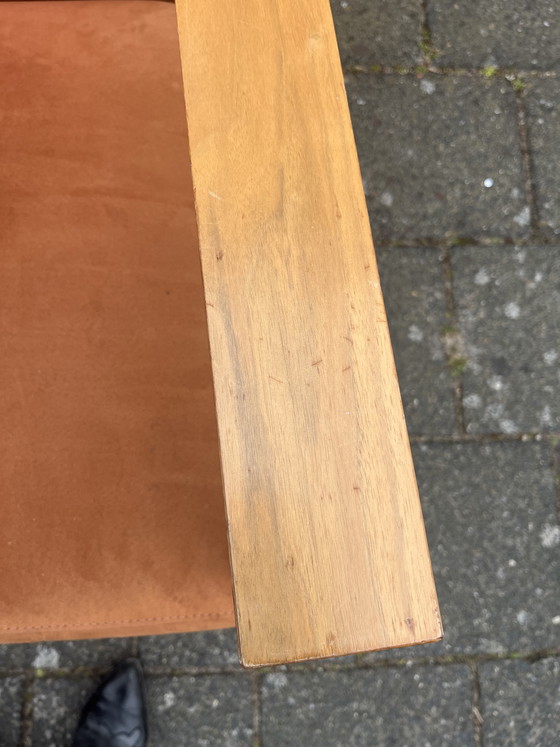 Image 1 of Sillón Montel de estilo moderno en terciopelo rosa anaranjado con reposabrazos color teca.