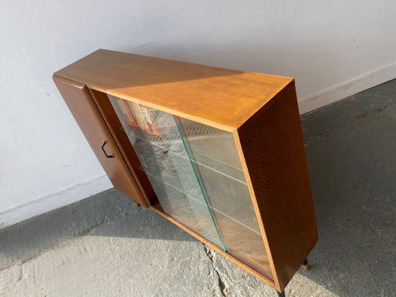 Image 1 of Elegante libreria vintage di metà secolo con ante scorrevoli in vetro di Turnidge