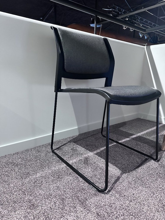 Image 1 of Schwarzer Stuhl mit grauem Sitzkissen