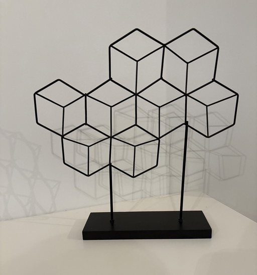 Scultura moderna in filo metallico