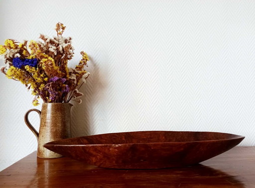 cuenco de madera oblongo de estilo brutalista