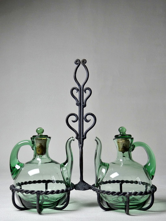 Image 1 of Vintage geblazen glazen olie en azijn Cruet op smeedijzeren standaard