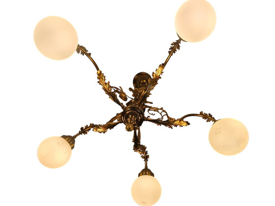 Image 1 of Große Messing-Hängeleuchte im Hollywood-Regency-Stil – 5-flammig mit Opalglas (Ø ca. 92 cm)