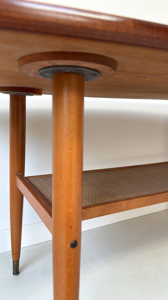 Image 1 of Table basse vintage en bois de forme « ovale » avec étagère inférieure