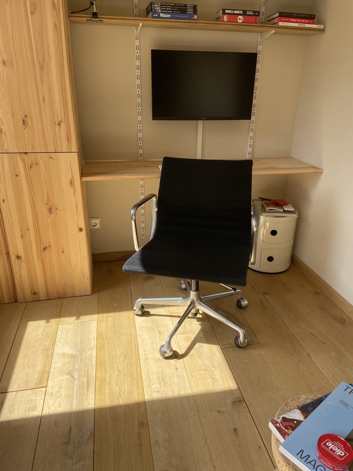 Vintage eames office chair