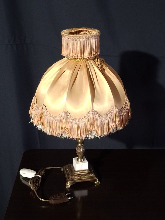 Image 1 of Coppia di lampade da tavolo in stile Luigi XVI, in ottone con paralumi con frange – anni '70