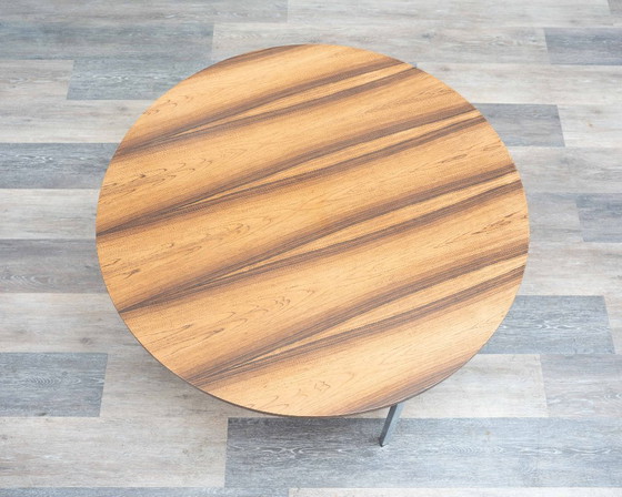 Image 1 of Table basse ronde des années 1970, au grain d'une beauté remarquable.