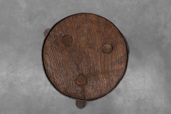 Image 1 of Sgabello francese brutalista a treppiede in rovere massiccio con bordo in metallo, 1850