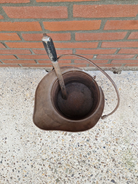 Image 1 of Antieke emmer met groot mes