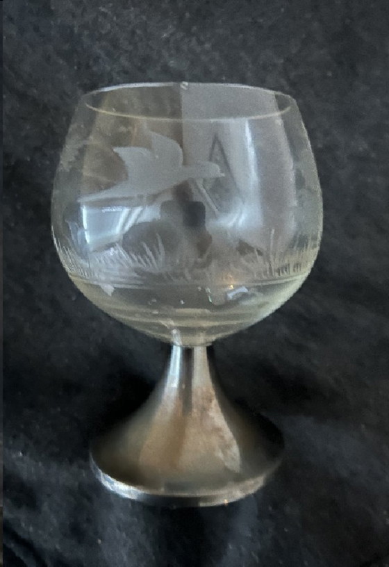 Image 1 of Bicchiere da vino con base in metallo e incisione di un pesce cacciatore
