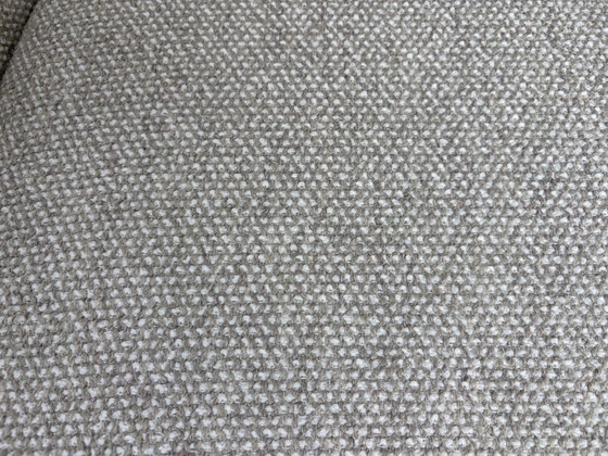 Poltrona con base girevole a quattro gambe e rivestimento in tessuto bouclé beige e grigio. – Sedie girevoli (photo 8 of 10)