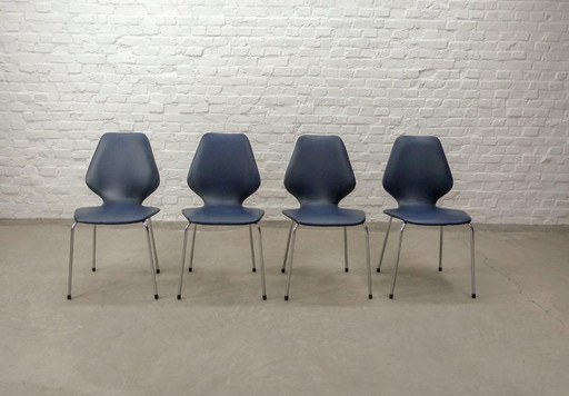 Ensemble de quatre chaises de cuisine vintage Minimalistec, similicuir bleu nuit avec chrome. Belgique, années 1960.