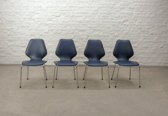 Image 1 of Set van vier minimalistische vintage keukenstoelen, nachtblauw kunstleer met chroomaccenten. België, jaren 60.