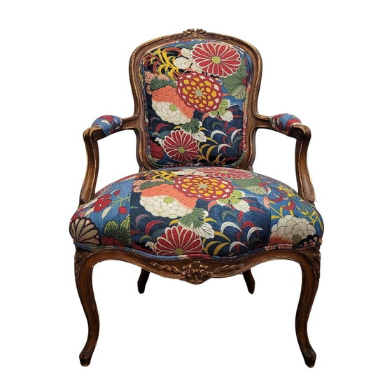 Image 1 of Sillón en Madera de Nogal Tallada, Tapizado Pierre Frey, Estilo Luis XV, pp. s. XX – Francia