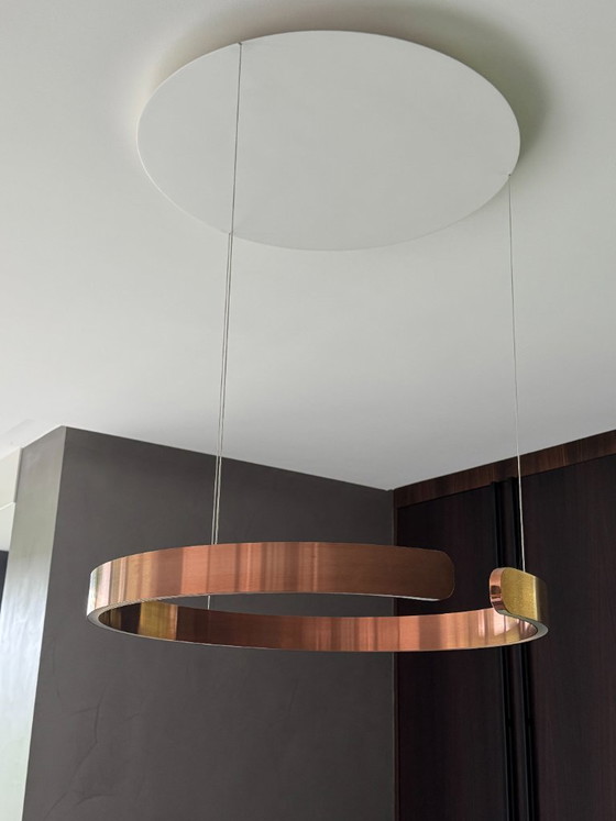 Zwei Pendelleuchten: 1x Occio Mito Sospeso 60cm Rose Gold und 1x Occio Mito Sospeso 40cm Matt Gold – Aluminium (photo 5 of 6)