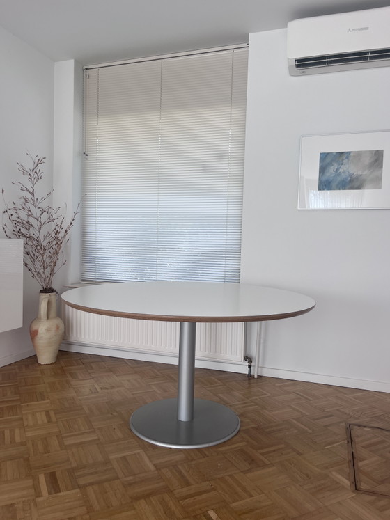 Image 1 of Metaform Orfis ronde tafel met metalen onderstel
