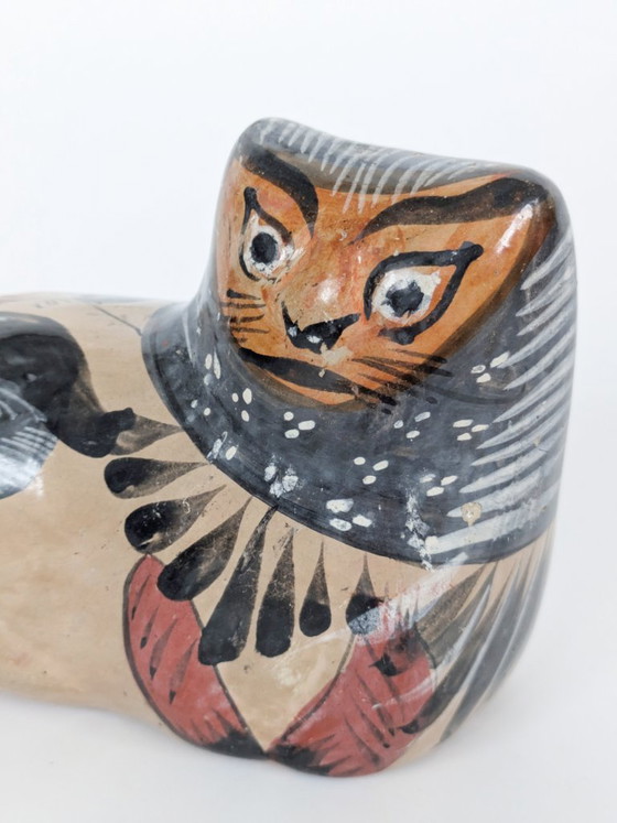 Statuetta vintage di gatto in ceramica Tonalá, Messico, dipinta a mano, arte popolare nei colori ocra e nero. (photo 7 of 15)