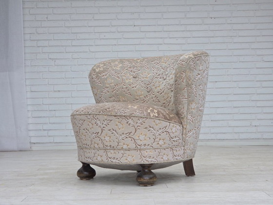 Image 1 of Fauteuil danois incurvé des années 1970, revêtement d'origine en velours vert clair/gris.