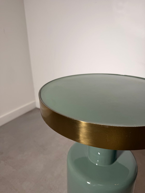Eleganter Beistelltisch mit salbeigrünem Glasfuß und Messingfinish – Beistelltische (photo 4 of 4)