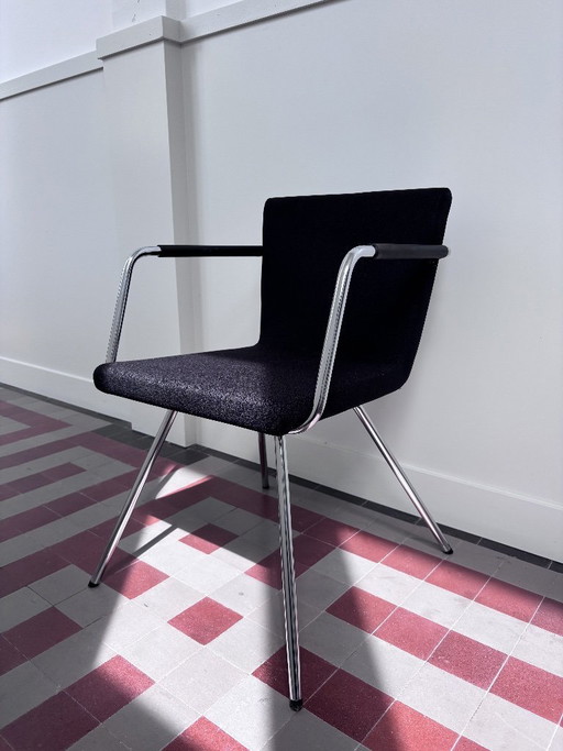 Silla de diseño Lande Hopper CE: asiento de tela texturizada negra y estructura cromada.
