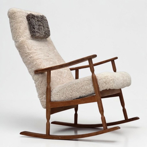 Fauteuil à bascule danois des années 1970, retapissé de véritable peau de mouton de qualité.