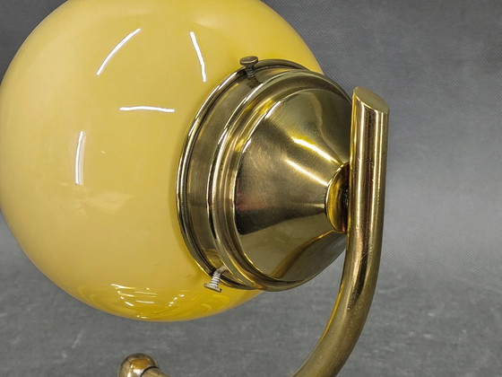 Image 1 of Tsjechische art-deco wandlamp van messing en champagneglas uit de jaren 1930.