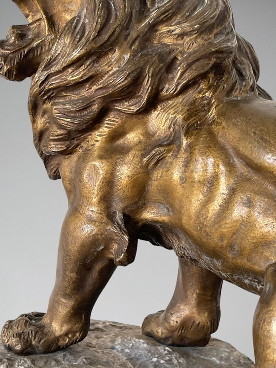 KRAKOWKI — León rugiendo sobre su roca, importante Esculturas de bronce artístico y roca (28,3 kg) – Stone (photo 6 of 21)
