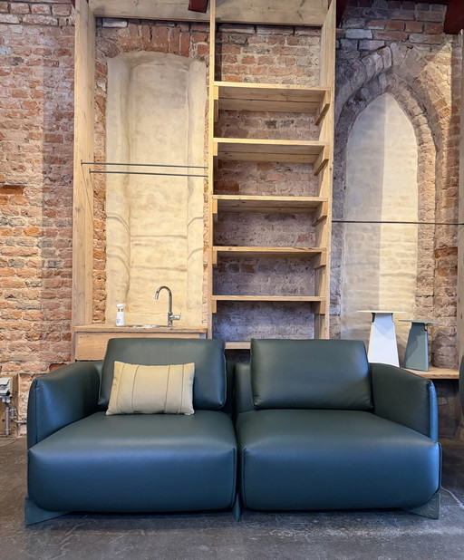 Modello di divano Leolux Naila in esposizione nella foresta Senso