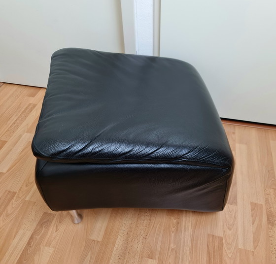Image 1 of Puf reposapiés otomano Schillig de cuero negro