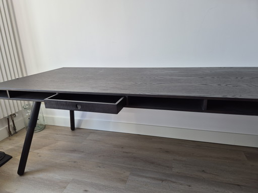 Spectrum dining table Phill