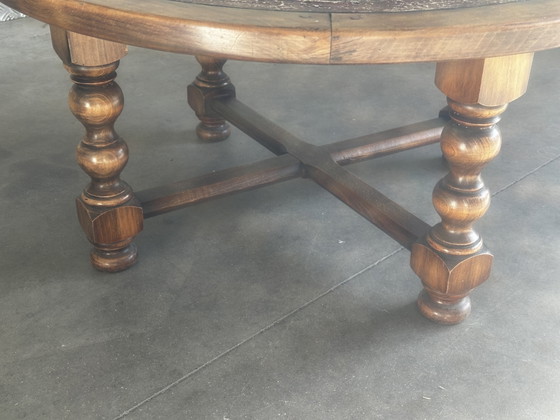 Brutalistische ronde salontafel van hout en veelkleurig leer met dierenriemdecoratie. – Wood, Leather (photo 11 of 12)